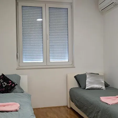 Apartman Bella 1 Centar 2 アパート